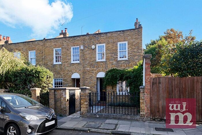 2 Bedroom End Of Terrace House To Rent In Coborn Road, Mile End, E3