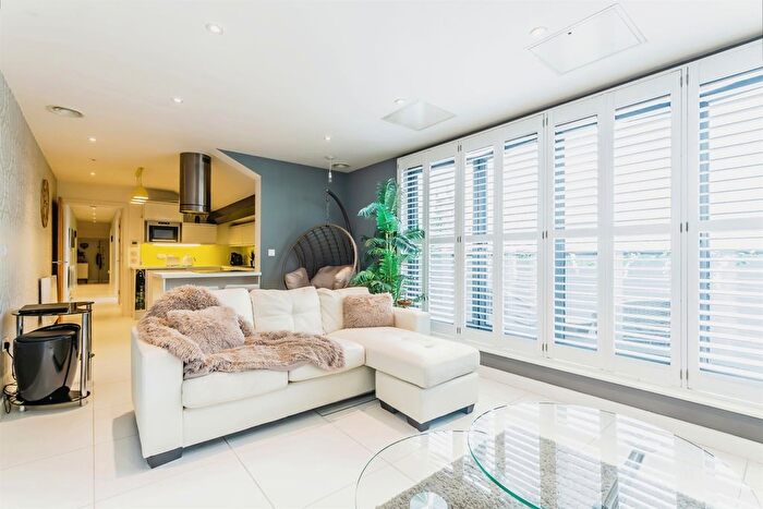 2 Bedroom Flat For Sale In Cantelupe Road, East Grinstead, RH19