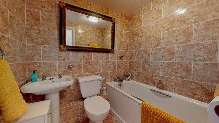 2 Bedroom Flat For Sale In Heritage Quay, Commercial Place, Gravesend, DA12