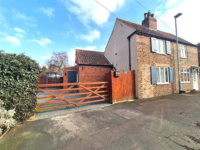 2 Bedroom Cottage For Sale In Spetch Cottages, Withernwick, Hull, HU11