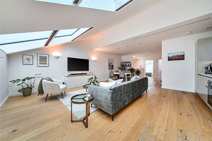 2 Bedroom Flat For Sale In Western Avenue, Perivale, Greenford, UB6