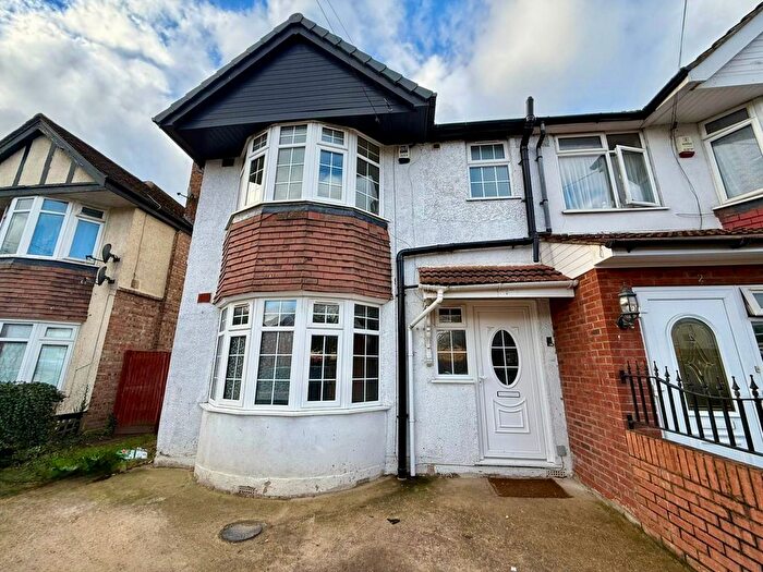 5 Bedroom Barn Conversion To Rent In Drayton Gardens, West Drayton, UB7