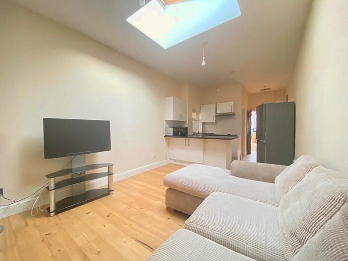 1 Bedroom Flat To Rent In High Street, Crouch End, London, N8