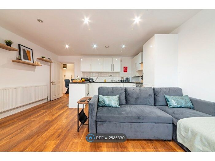 2 Bedroom Flat To Rent In Emerald Court, Watford, WD17