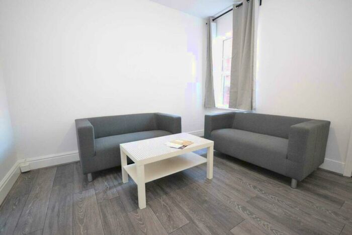 6 Bedroom Terraced House To Rent In Grange Avenue, Reading, RG6