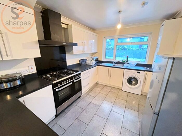 5 Bedroom Property To Rent In Beddington Lane, Croydon, London, CR0