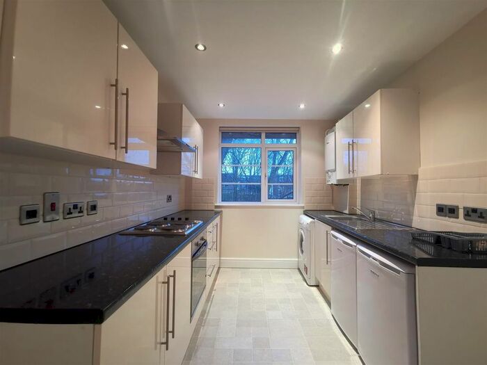 2 Bedroom Maisonette To Rent In Elm Court, Nether Street, N3