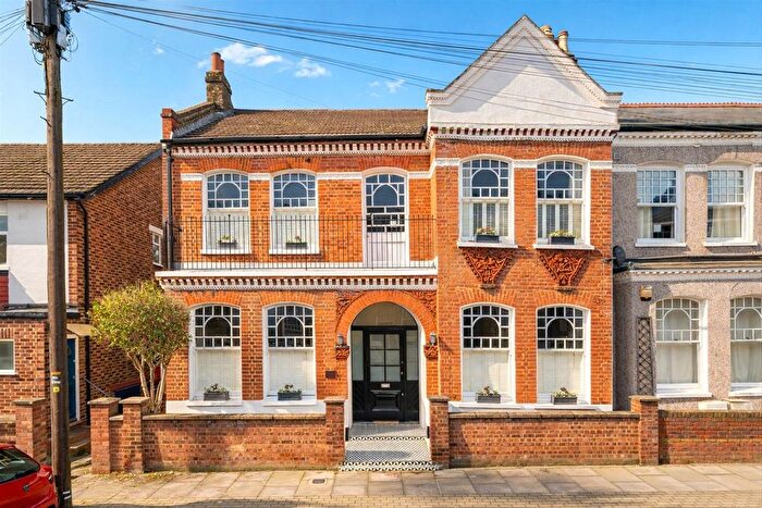 5 Bedroom Semi-Detached House For Sale In Dafforne Road, Tooting, SW17