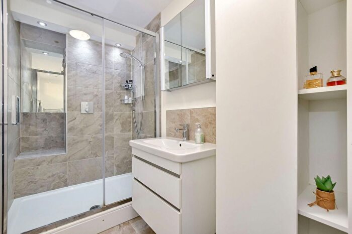 2 Bedroom Flat For Sale In Chorleywood Close, Rickmansworth, WD3