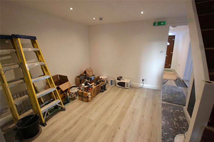 Semi-Detached House To Rent In Tomswood Hill, Ilford, IG6