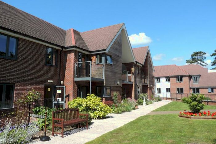 1 Bedroom Flat To Rent In Mandeville Court, Darkes Lane, Potters Bar, Hertfordshire, EN6