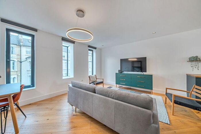 2 Bedroom Town House To Rent In Tournay Road, London, SW6