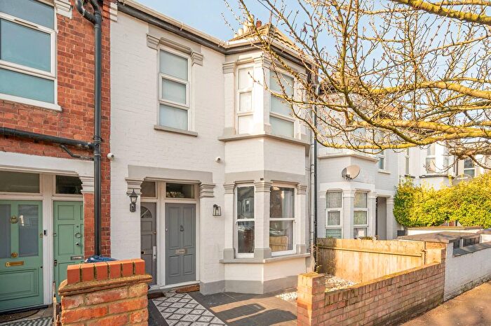 2 Bedroom Flat To Rent In Oak Grove, Cricklewood, London, NW2