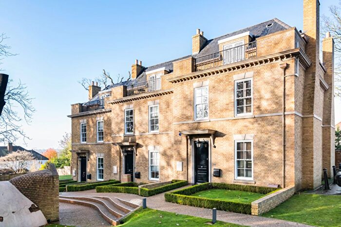 4 Bedroom Semi Detached House For Sale In Lipton Close, Southgate, N14