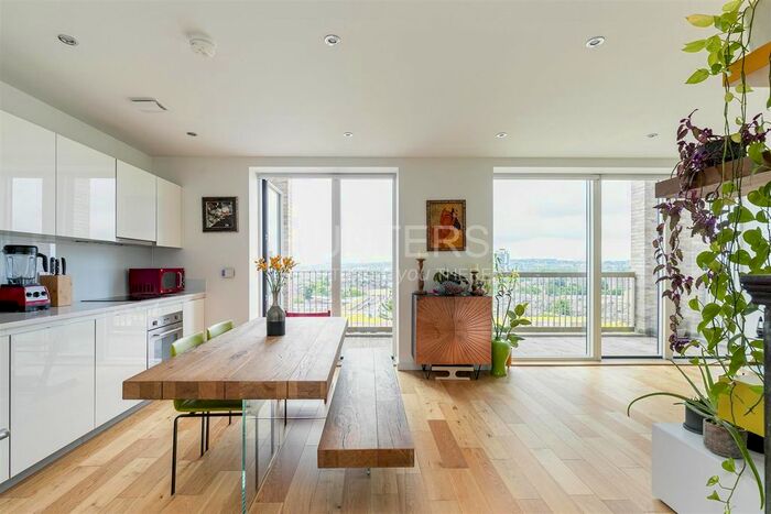 3 Bedroom Flat To Rent In Kimpton Court, Murrain Rd, N4