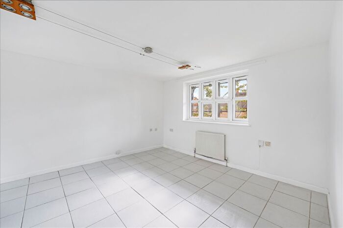 1 Bedroom Flat To Rent In Gainsborough Court, Lime Grove, London, W12