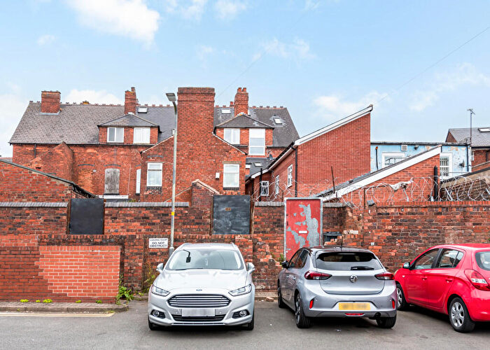 1 Bedroom Flat To Rent In Canal Street, Oldbury, West Midlands, B69