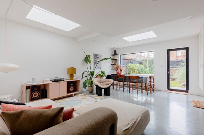 2 Bedroom Flat To Rent In Dunlace Road, London, E5