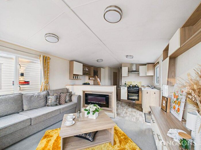 2 Bedroom Park Home For Sale In Pakefield Holiday Park, NR33