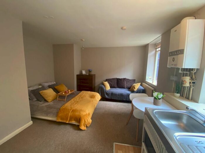 Studio To Rent In Flat C, High Town Road, Luton, LU2