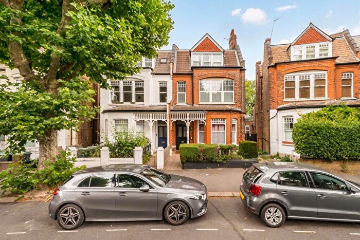 Flat To Rent In Kings Avenue, London, N10