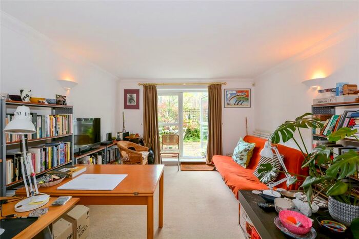 1 Bedroom Maisonette To Rent In Victoria Court, London, N1