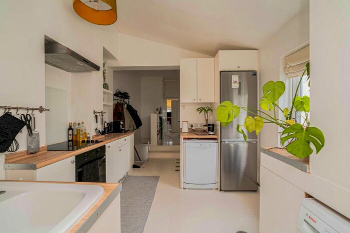 2 Bedroom Flat To Rent In Green Lane, London, W7