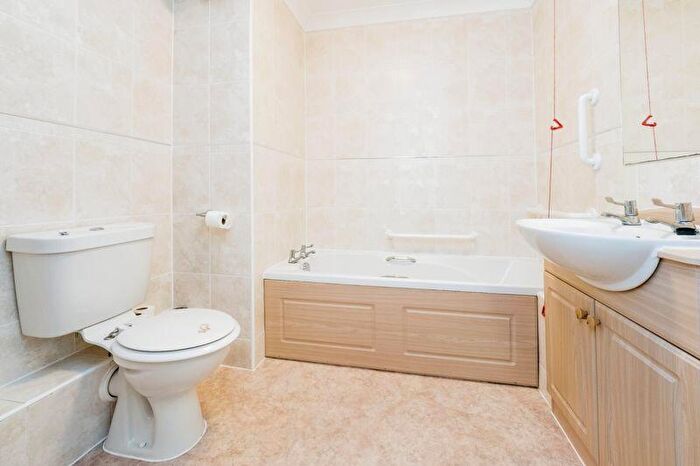 2 Bedroom Retirement Property For Sale In Myddleton Court, Hornchurch, RM11