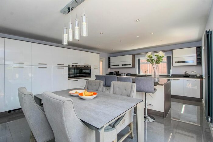 5 Bedroom Detached House For Sale In Partons Place, Lofthouse, Wakefield, WF3