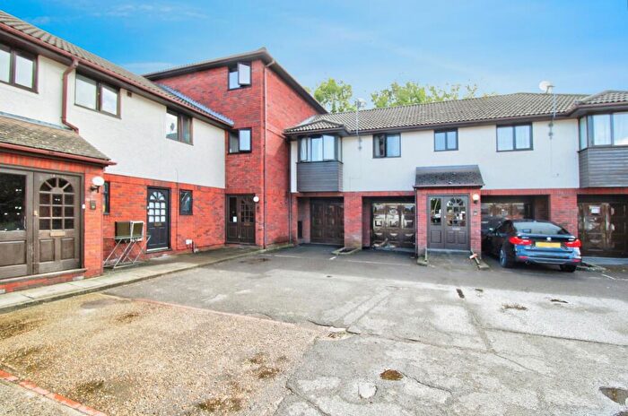 2 Bedroom Apartment For Sale In Jutsums Lane, Romford, RM7