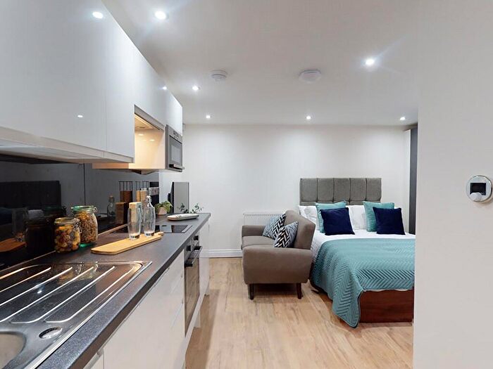 Apartment To Rent In Apt, Clarendon Road #, LS2