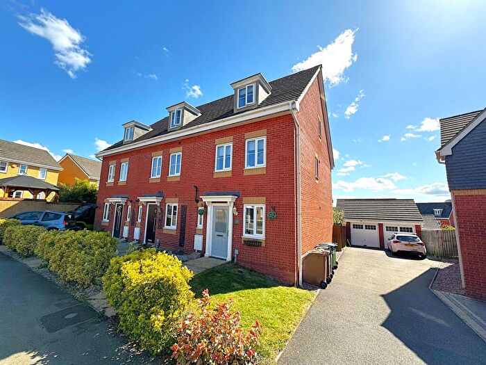 3 Bedroom End Of Terrace House For Sale In Chepstow Road, Corby, NN18