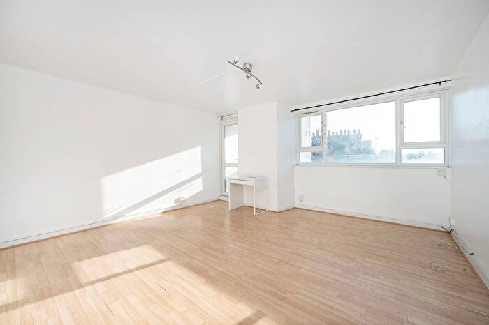 3 Bedroom Maisonette To Rent In Richmond Road, Dalston, London, E8