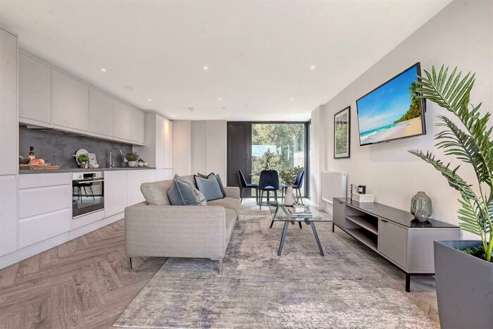 2 Bedroom Flat To Rent In Avenue Road, N6