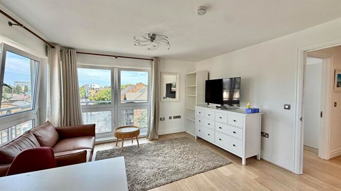 2 Bedroom Apartment To Rent In St. Davids Square, London, E14