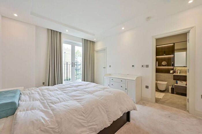 3 Bedroom Flat For Sale In Atkinson Close, Raynes Park, London, SW20
