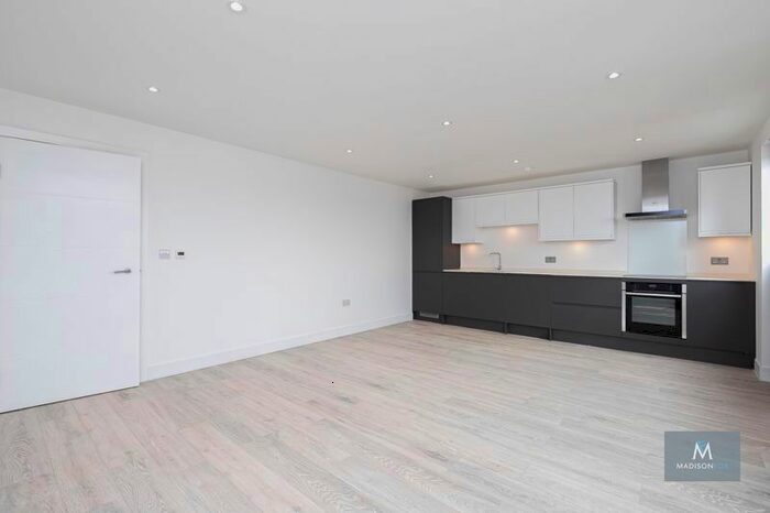 1 Bedroom Flat To Rent In High Road, Loughton IG10