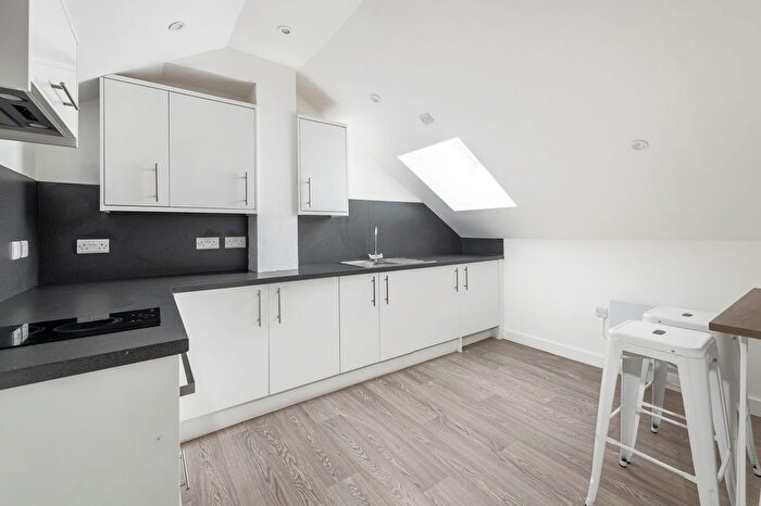 2 Bedroom Flat To Rent In Lower Bristol Road, Bath, BA2