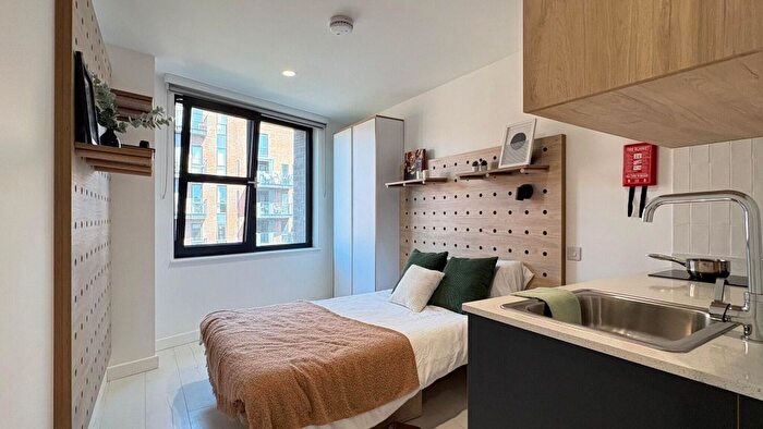 Studio To Rent In Commercial Road, London, E14