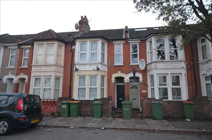 2 Bedroom Flat To Rent In Western Road, Plaistow, E13