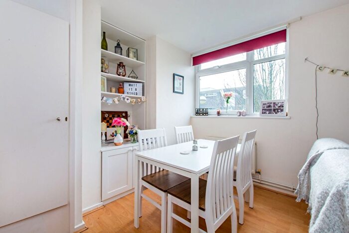 2 Bedroom Flat To Rent In Elmfield Road, Balham, London, SW17
