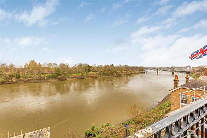 2 Bedroom Flat For Sale In Mortlake High Street, London, SW14