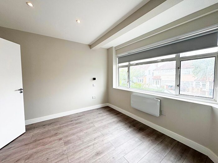 Studio To Rent In Hadden Way, Greenford, UB6