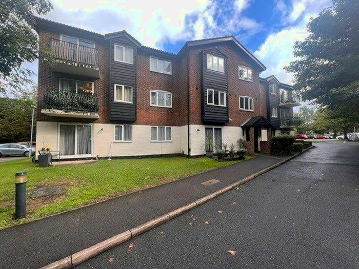 2 Bedroom Flat To Rent In Birchend Close, South Croydon, CR2