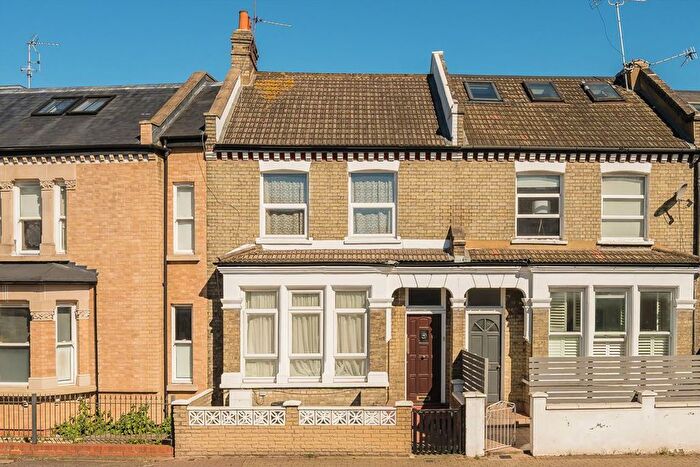 2 Bedroom Flat To Rent In Garratt Lane, Earlsfield, SW17