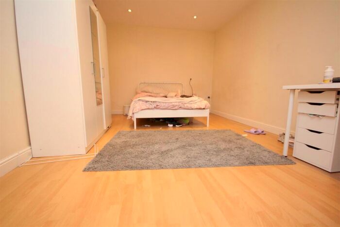 5 Bedroom House To Rent In Elmside, Guildford, GU2