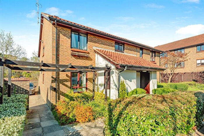 1 Bedroom Flat To Rent In Whitecroft, Horley, RH6