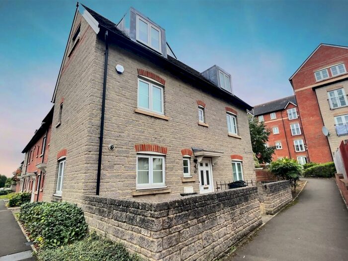 4 Bedroom Semi-Detached House To Rent In Old Town, SN3