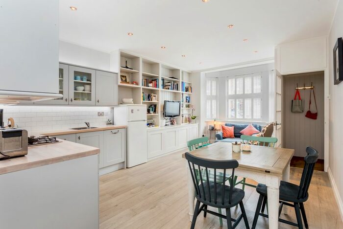 2 Bedroom Flat To Rent In Ingelow Road, London, SW8