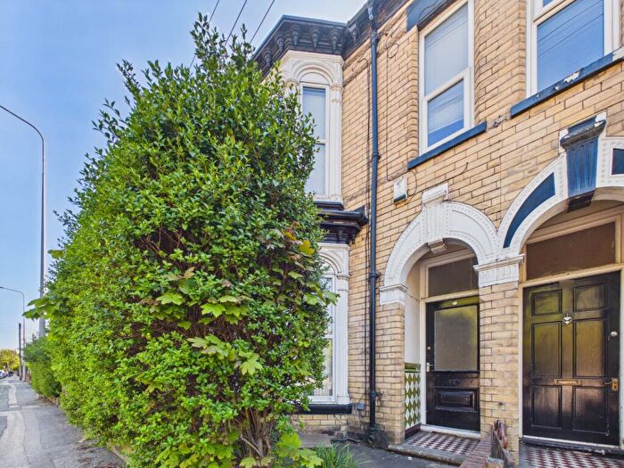 2 Bedroom Flat For Sale In Spring Bank West, Hull, HU3